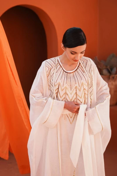 Bisht made of burlap and linen dress, in white with embroidery C:IB294